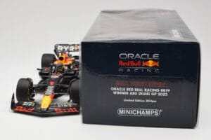 Oracle Red Bull Racing RB19 #1 M. Verstappen Winner Abu Dhabi GP 2023 Minichamps 1:18 110232301 Kov – obrázok 6 z 7