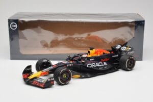 Oracle Red Bull Racing RB20 #1 M. Verstappen Winner Bahrain GP 2024 Minichamps 1:18 110240101 Kov – obrázok 7 z 7