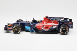 Red Bull Racing RB6 #6 M. Webber F1 Showcar 2010 Minichamps 1:18 150100076 Kov – obrázok 3 z 6