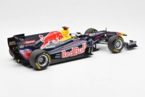 Red Bull Racing Renault RB6 #5 S. Vettel F1 World Champion 2010 Minichamps 1:18 110100005 Kov – obrázok 2 z 6