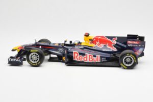 Red Bull Racing Renault RB6 #5 S. Vettel F1 World Champion Showcar 2010 Minichamps 1:18 150100075 Kov – obrázok 3 z 6