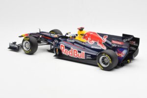 Red Bull Racing Renault RB6 #5 S. Vettel F1 World Champion Showcar 2010 Minichamps 1:18 150100075 Kov – obrázok 5 z 6