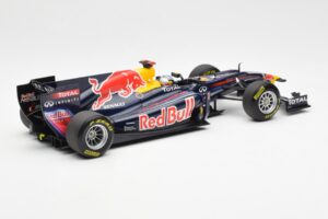 Red Bull Racing Renault RB7 #1 S. Vettel F1 World Champion Showcar 2011 Minichamps 1:18 113110271 Kov – obrázok 2 z 6