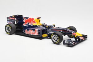 Red Bull Racing Renault RB7 #1 S. Vettel F1 World Champion Showcar 2011 Minichamps 1:18 113110271 Kov – obrázok 4 z 6