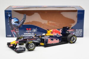 Red Bull Racing Renault RB7 #1 S. Vettel F1 World Champion Showcar 2011 Minichamps 1:18 113110271 Kov – obrázok 6 z 6