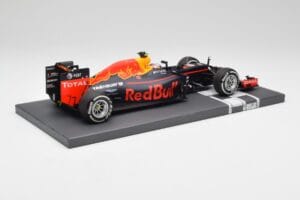 Red Bull RB12 #33 M. Verstappen Spain GP Winner 2016 Minichamps 1:18 117160333 Kov – obrázok 3 z 7