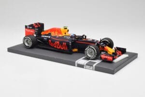 Red Bull RB12 #33 M. Verstappen Spain GP Winner 2016 Minichamps 1:18 117160333 Kov – obrázok 4 z 7