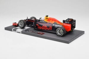Red Bull RB12 #33 M. Verstappen Spain GP Winner 2016 Minichamps 1:18 117160333 Kov – obrázok 5 z 7