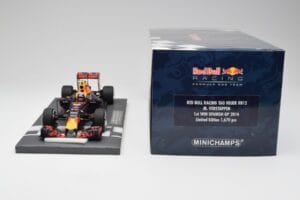 Red Bull RB12 #33 M. Verstappen Spain GP Winner 2016 Minichamps 1:18 117160333 Kov – obrázok 7 z 7
