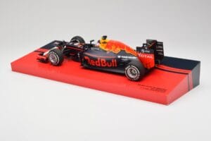 Red Bull RB12 #33 M. Verstappen Spain GP Winner 2016 Minichamps 1:18 147160533 Kov – obrázok 5 z 6