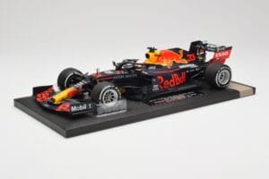 Red Bull RB16 #33 M. Verstappen Red Bull Racing 70th Anniversary GP Winner 2020 Minichamps 1:18 113200533-M1 Živica – obrázok 2 z 7