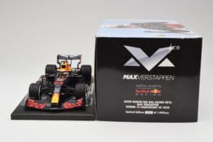 Red Bull RB16 #33 M. Verstappen Red Bull Racing 70th Anniversary GP Winner 2020 Minichamps 1:18 113200533-M1 Živica – obrázok 6 z 7