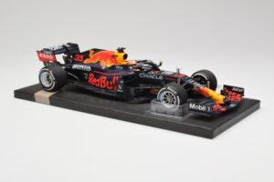 Red Bull RB16B #33 M. Verstappen Dutch GP Winner 2021 Minichamps 1:18 113212533 Kov – obrázok 4 z 7