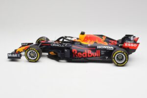 Red Bull RB16B #33 M. Verstappen Emilia Romagna GP Winner Mid Race Tyres 2021 Minichamps 1:18 110210133 Kov – obrázok 3 z 7