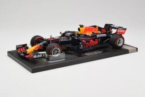 Red Bull RB16B #33 M. Verstappen Abu Dhabi GP 2021 Winner Missing Figurine & Pitboard Minichamps 1:18 113212333 Živica – obrázok 2 z 7