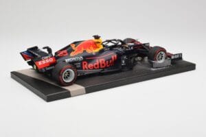 Red Bull RB16B #33 M. Verstappen Abu Dhabi GP 2021 Winner Missing Figurine & Pitboard Minichamps 1:18 113212333 Živica – obrázok 3 z 7