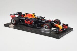 Red Bull RB16B #33 M. Verstappen Abu Dhabi GP 2021 Winner Missing Figurine & Pitboard Minichamps 1:18 113212333 Živica – obrázok 4 z 7