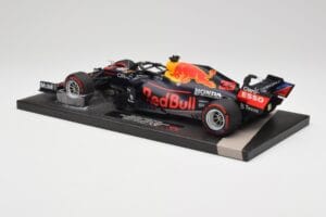Red Bull RB16B #33 M. Verstappen Abu Dhabi GP 2021 Winner Missing Figurine & Pitboard Minichamps 1:18 113212333 Živica – obrázok 5 z 7