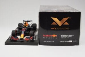 Red Bull RB16B #33 M. Verstappen Abu Dhabi GP 2021 Winner Missing Figurine & Pitboard Minichamps 1:18 113212333 Živica – obrázok 6 z 7