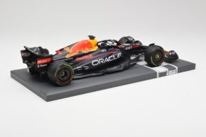 Red Bull RB18 #1 M. Verstappen Japan GP Winner No Figure 2022 Minichamps 1:18 113221801B Kov – obrázok 3 z 7