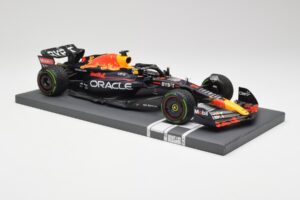 Red Bull RB18 #1 M. Verstappen Japan GP Winner No Figure 2022 Minichamps 1:18 113221801B Kov – obrázok 4 z 7