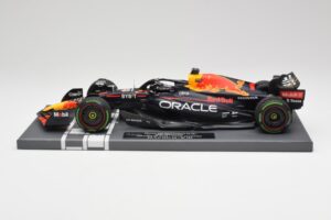 Red Bull RB18 #1 M. Verstappen Japan GP Winner No Figure & Pitboard 2022 Minichamps 1:18 113221801FB Kov