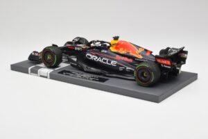 Red Bull RB18 #1 M. Verstappen Japan GP Winner No Figure & Pitboard 2022 Minichamps 1:18 113221801FB Kov – obrázok 5 z 7
