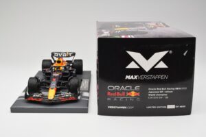 Red Bull RB18 #1 M. Verstappen Japan GP Winner No Figure & Pitboard 2022 Minichamps 1:18 113221801FB Kov – obrázok 7 z 7