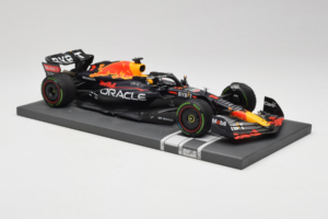 Red Bull Racing RB18 #1 M. Verstappen Japan GP Winner 2022 Minichamps 1:18 113221801FB-R1 Kov – obrázok 4 z 8