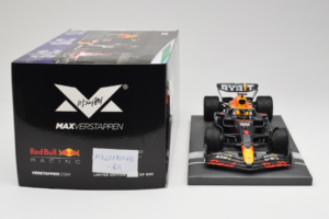 Red Bull Racing RB18 #1 M. Verstappen Japan GP Winner 2022 Minichamps 1:18 113221801FB-R1 Kov – obrázok 6 z 8
