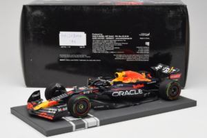 Red Bull Racing RB18 #1 M. Verstappen Japan GP Winner 2022 Minichamps 1:18 113221801FB-R1 Kov – obrázok 7 z 8