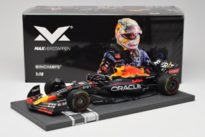 Red Bull Racing RB18 #1 M. Verstappen Japan GP Winner 2022 Minichamps 1:18 113221801FB-R1 Kov – obrázok 8 z 8