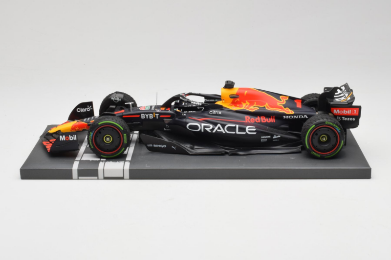 Red Bull Racing RB18 #1 M. Verstappen Japan GP Winner 2022 Minichamps 1:18 113221801FB-R1 Kov