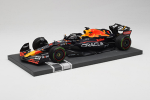 Red Bull Racing RB18 #1 M. Verstappen Japan GP Winner 2022 Minichamps 1:18 113221801FB-R1 Kov – obrázok 2 z 8