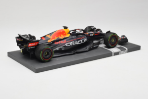 Red Bull Racing RB18 #1 M. Verstappen Japan GP Winner 2022 Minichamps 1:18 113221801FB-R1 Kov – obrázok 3 z 8