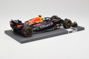 Red Bull RB18 Oracle #1 M. Verstappen Abu Dhabi GP 2022 Winner Minichamps 1:18 113222201 Živica – obrázok 3 z 7