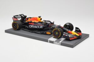 Red Bull RB18 Oracle #1 M. Verstappen Abu Dhabi GP 2022 Winner Minichamps 1:18 113222201 Živica – obrázok 4 z 7