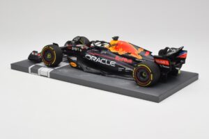 Red Bull RB18 Oracle #1 M. Verstappen Abu Dhabi GP 2022 Winner Minichamps 1:18 113222201 Živica – obrázok 5 z 7