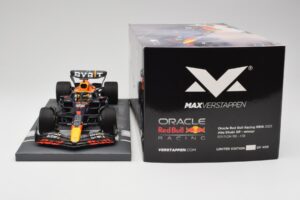 Red Bull RB18 Oracle #1 M. Verstappen Abu Dhabi GP 2022 Winner Minichamps 1:18 113222201 Živica – obrázok 6 z 7