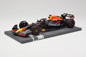Red Bull RB18 Oracle #1 M. Verstappen Italian GP 2022 Winner Minichamps 1:18 113221601 Živica – obrázok 2 z 7