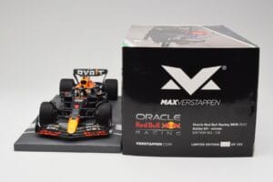 Red Bull RB18 Oracle #1 M. Verstappen Italian GP 2022 Winner Minichamps 1:18 113221601 Živica – obrázok 6 z 7