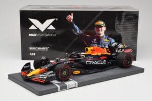Red Bull RB18 Oracle #1 M. Verstappen Italian GP 2022 Winner Minichamps 1:18 113221601 Živica – obrázok 7 z 7