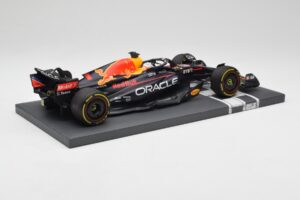 Red Bull RB18 Oracle #1 M. Verstappen US GP 2022 Winner Minichamps 1:18 113221901 Živica – obrázok 3 z 7