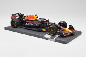 Red Bull RB18 Oracle #1 M. Verstappen US GP 2022 Winner Minichamps 1:18 113221901 Živica – obrázok 4 z 7