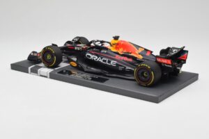 Red Bull RB18 Oracle #1 M. Verstappen US GP 2022 Winner Minichamps 1:18 113221901 Živica – obrázok 5 z 7