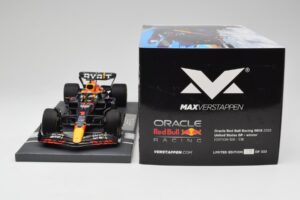 Red Bull RB18 Oracle #1 M. Verstappen US GP 2022 Winner Minichamps 1:18 113221901 Živica – obrázok 6 z 7