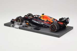 Red Bull RB18 #1 M. Verstappen Miami GP 2022 Winner Minichamps 1:18 113220301 Živica – obrázok 5 z 7