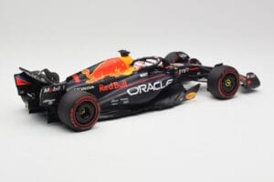 Red Bull RB19 #1 M. Verstappen Qatar Sprint Race 2nd WC 2023 Minichamps 1:18 110231801 Kov – obrázok 2 z 6