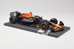 Red Bull RB19 Oracle #1 M. Verstappen Bahrain GP 2023 Winner Minichamps 1:18 113230201 Živica – obrázok 4 z 7