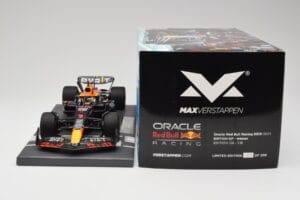 Red Bull RB19 Oracle #1 M. Verstappen British GP 2023 Winner Minichamps 1:18 113231101 Živica – obrázok 6 z 7